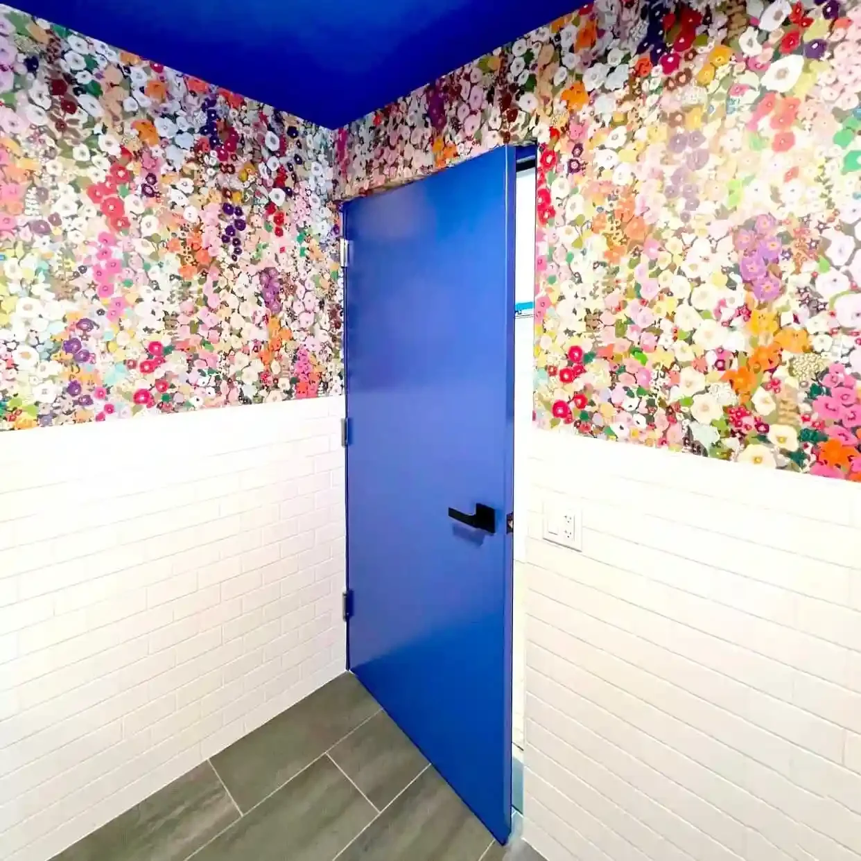 IMG_0191-1-square-92be1dc2be70f8d676b4d00e64b08eda-6bl3mfxe9anv_11zon Colorfully painted business interior